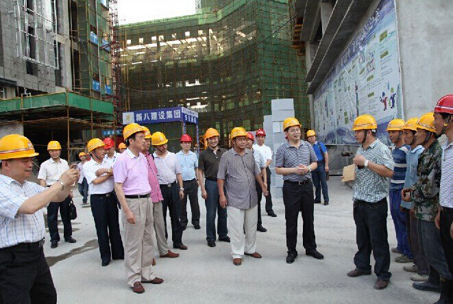 毛传强副厅长慰问新八集团江尚天地建筑施工现场作业工人