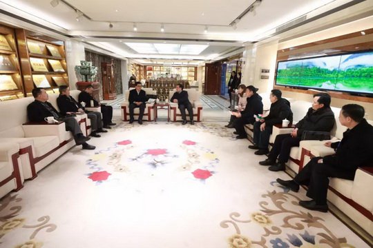 新洲区委副书记、代区长刘润长走访慰问新八集团